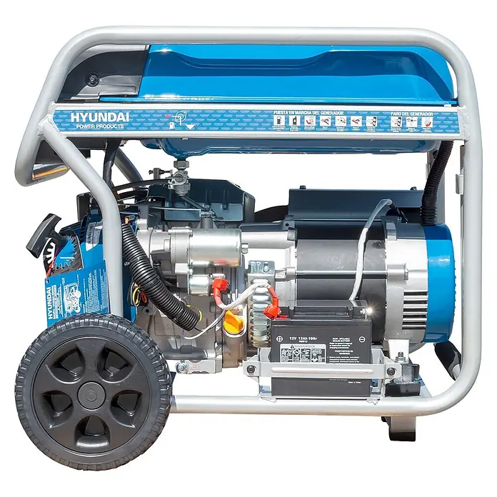 Hyundai Generador HHY7000FEK - Potencia nominal: 6,5 kW, Volumen del depósito: 25 l, Consumo: 2,8 l/h - Generador eléctrico portátil Hyundai azul y plateado con ruedas negras y batería de 12V visible.