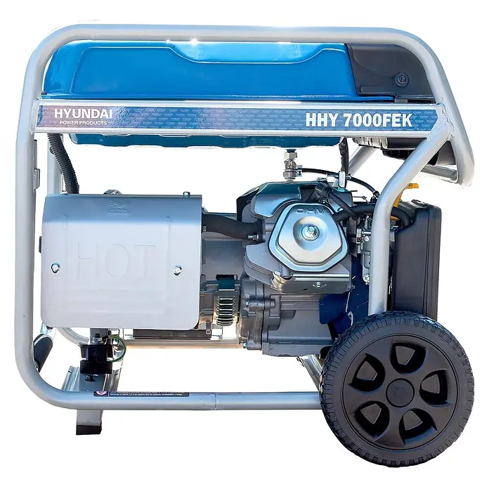 Hyundai Generador HHY7000FEK - Potencia nominal: 6,5 kW, Volumen del depósito: 25 l, Consumo: 2,8 l/h - Generador portátil Hyundai HHY 7000FEK con tanque azul, chasis plateado y ruedas negras.