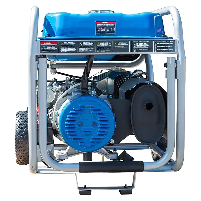 Hyundai Generador HHY7000FEK - Potencia nominal: 6,5 kW, Volumen del depósito: 25 l, Consumo: 2,8 l/h - Generador de energía portátil azul y plateado con etiquetas de seguridad y un chasis con ruedas.