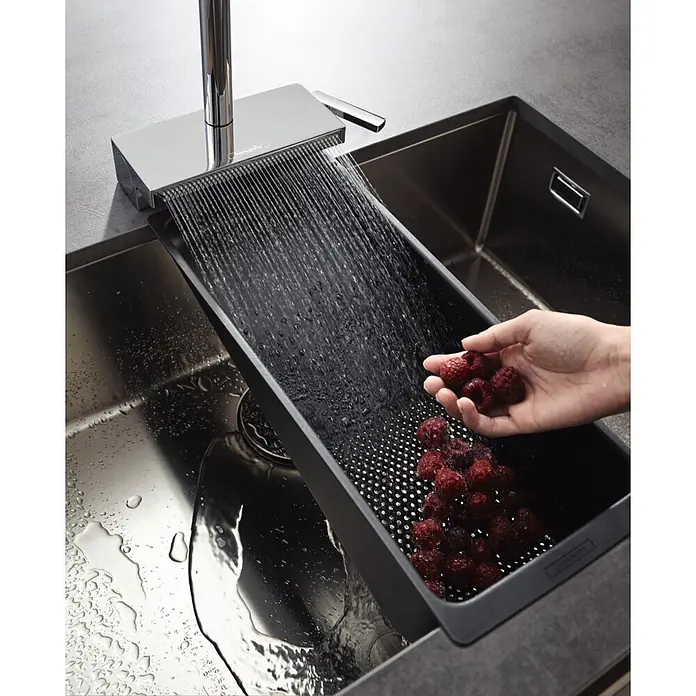 Hansgrohe Siebgitter - Passend für: S51 SilicaTec Spülen und S71 Edelstahlspülen, Kunststoff, Schwarz - Moderner Küchenhahn mit breitem Wasserfallstrahl wäscht Himbeeren in einem schwarzen Siebeinsatz in der Spüle.