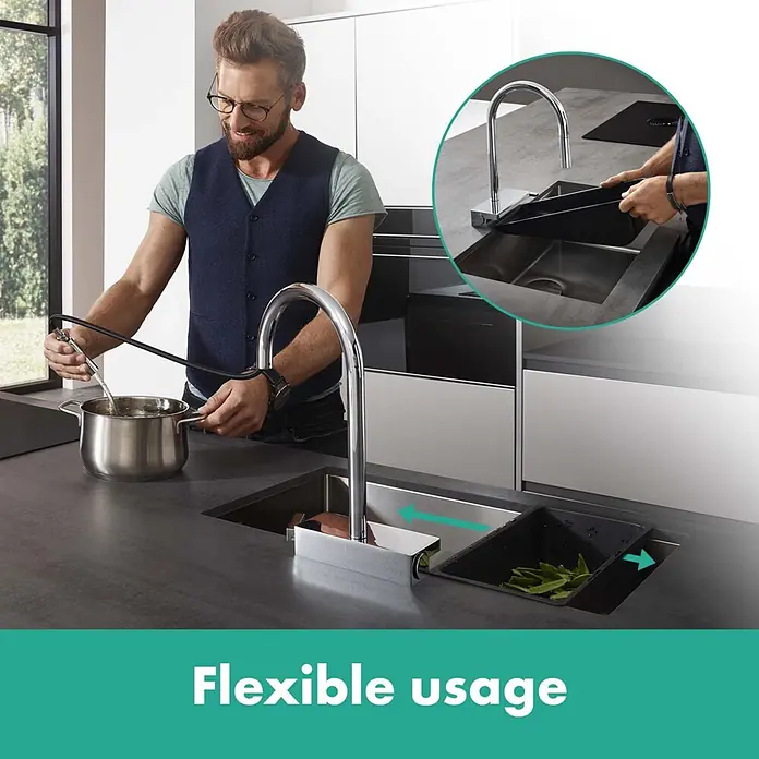 Hansgrohe Siebgitter - Passend für: S51 SilicaTec Spülen und S71 Edelstahlspülen, Kunststoff, Schwarz - Mann befüllt Topf mit flexibler Armatur; Spüle mit verschiebbarer schwarzer Schale.