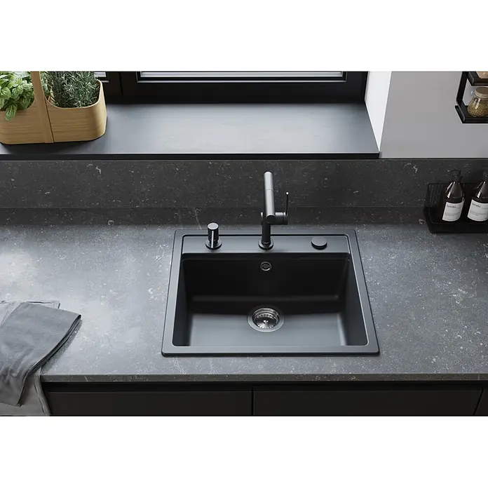 Hansgrohe Schaumsprüher - Brushed Black Chrome - Schwarzes Spülbecken mit schwarzem Wasserhahn und Seifenspender in dunkler Arbeitsplatte.
