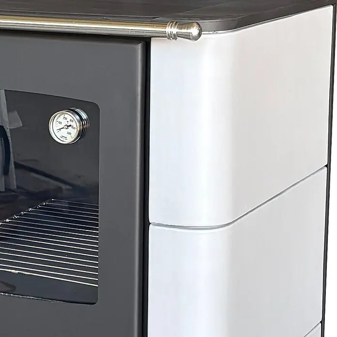 Domofire Kaminofen Sparherd Steyr M - 7,5 kW, Raumheizvermögen: 150 m³, Material Verkleidung: Keramik, Schwarz - Schwarzer Ofen mit weißer Seite, Chromgriff und internem Thermometer. Zeigt Metallrost im Inneren.