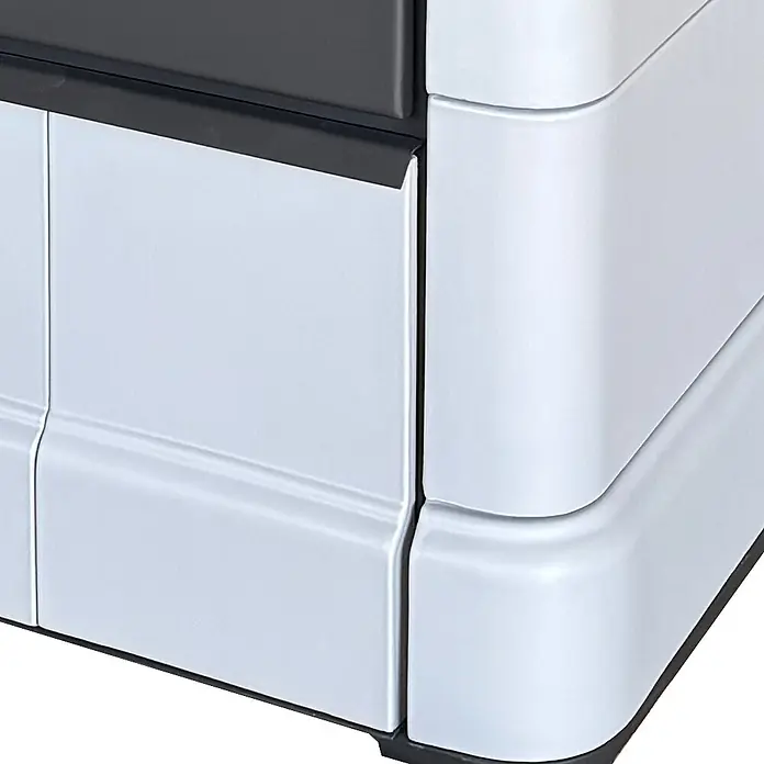 Domofire Kaminofen Sparherd Steyr M - 7,5 kW, Raumheizvermögen: 150 m³, Material Verkleidung: Keramik, Schwarz - Weiße modulare Speichereinheit Ecke mit schwarzer Leiste und abgerundetem Design.