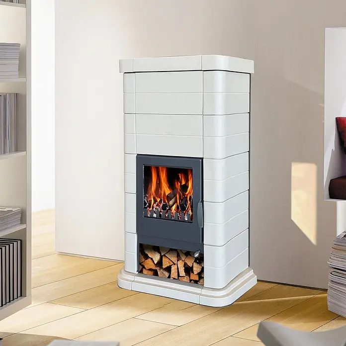 Domofire Kachelofen Grado - Beige, Raumheizvermögen: 160 m³, Einfachbelegung - Weißer Kaminofen mit dunkler Tür, brennendem Feuer und Holzfach, in modernem Interieur.