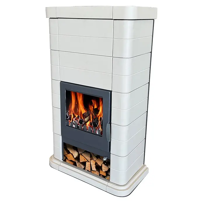 Domofire Kachelofen Grado - Beige, Raumheizvermögen: 160 m³, Einfachbelegung - Heller Kachelofen mit Glastür, die brennendes Holz zeigt, und einem unteren Fach für Holzscheite.