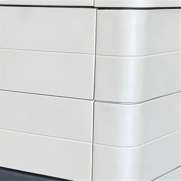 Domofire Kachelofen Grado - Beige, Raumheizvermögen: 160 m³, Einfachbelegung - Glänzendes weißes modulares Aufbewahrungselement mit abgerundeter Ecke und mehreren Fächern.