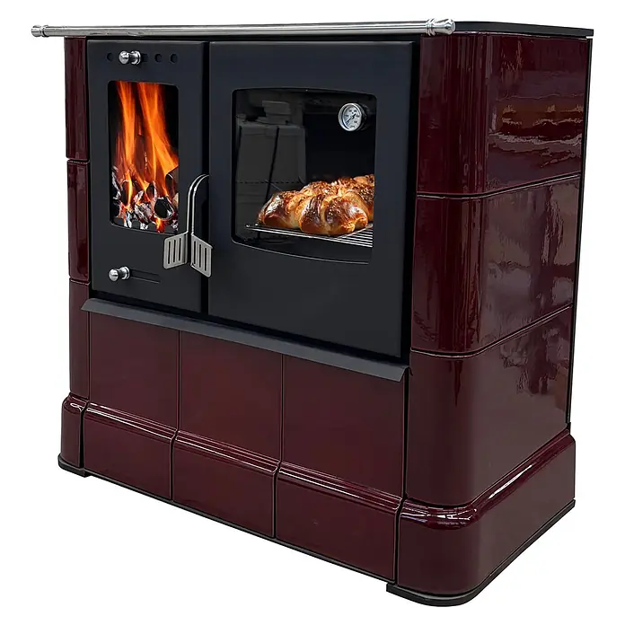 Domofire Kaminofen Sparherd Steyr M - 7,5 kW, Raumheizvermögen: 150 m³, Material Verkleidung: Keramik, Schwarz - Glänzender bordeauxroter Holzofen mit Brennraum und Backofen, in dem Brot gebacken wird.