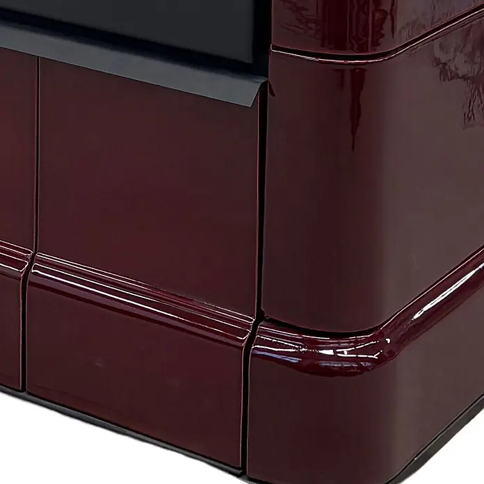 Domofire Kaminofen Sparherd Steyr M - 7,5 kW, Raumheizvermögen: 150 m³, Material Verkleidung: Keramik, Schwarz - Glänzendes dunkelrotes Basiselement mit abgerundeter Ecke und schwarzer Abschlussleiste.