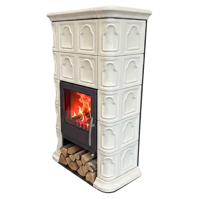 Domofire Kaminofen Bergen - 8 kW, Raumheizvermögen: 160 m³, Material Verkleidung: Keramik, Buttergelb - Weißer Kachelofen mit schwarzem Brennraum, loderndem Feuer und Holzfach darunter.