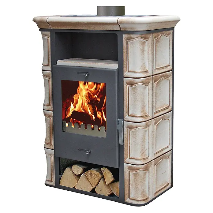 Domofire Kaminofen Bern I. - 7 kW, Raumheizvermögen: 150 m³, Material Verkleidung: Keramik, Cremebraun - Kachelofen mit dunkelgrauem Metallrahmen, Glastür mit brennendem Holz, oberer Ablage und Holzlagerfach unten.