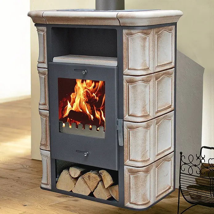 Domofire Kaminofen Bern I. - 7 kW, Raumheizvermögen: 150 m³, Material Verkleidung: Keramik, Cremebraun - Gekachelter Holzofen mit sichtbarem Feuer durch die Glastür und Holzscheiten darunter, auf Holzboden stehend.