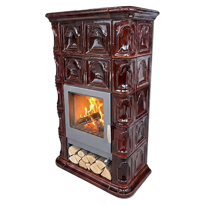 Domofire Kaminofen Bergen - 8 kW, Raumheizvermögen: 160 m³, Material Verkleidung: Keramik, Kaffeebraun - Glänzender brauner Kachelofen mit moderner Glastür, brennendem Feuer und integriertem Holzlager.