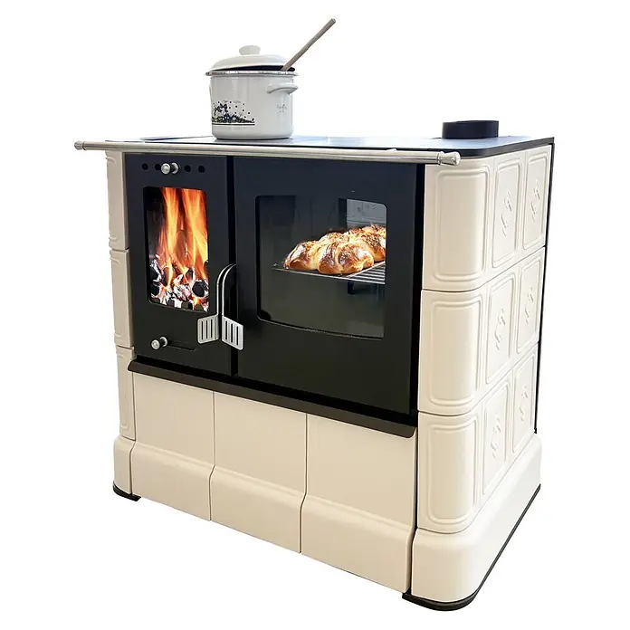 Domofire Kaminofen Sparherd Steyr - 7,5 kW, Raumheizvermögen: 150 m³, Material Verkleidung: Keramik, Schwarz - Cremefarbener Kachelofen mit schwarzen Metalltüren. Feuer brennt, Gebäck im Ofen, Topf auf der Kochplatte.