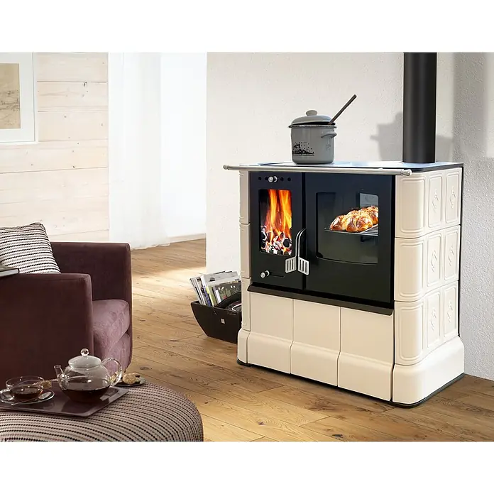 Domofire Kaminofen Sparherd Steyr - 7,5 kW, Raumheizvermögen: 150 m³, Material Verkleidung: Keramik, Schwarz - Cremefarbener Holzofen mit schwarzen Türen, eine zeigt Feuer, die andere backt goldbraunes Brot, in einem gemütlichen Wohnzimmer.