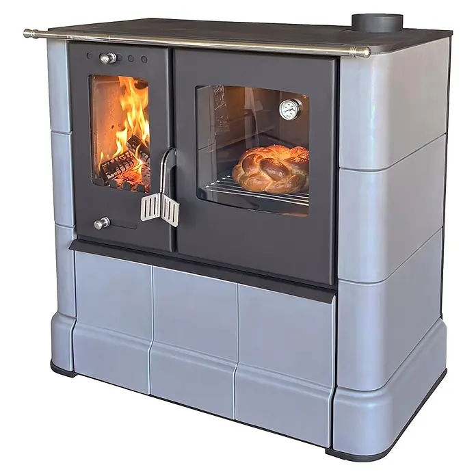 Domofire Kaminofen Sparherd Steyr M - 7,5 kW, Raumheizvermögen: 150 m³, Material Verkleidung: Keramik, Schwarz - Grauer Holzofen mit sichtbarem Feuer im Brennraum und einem geflochtenen Brot im Ofen.
