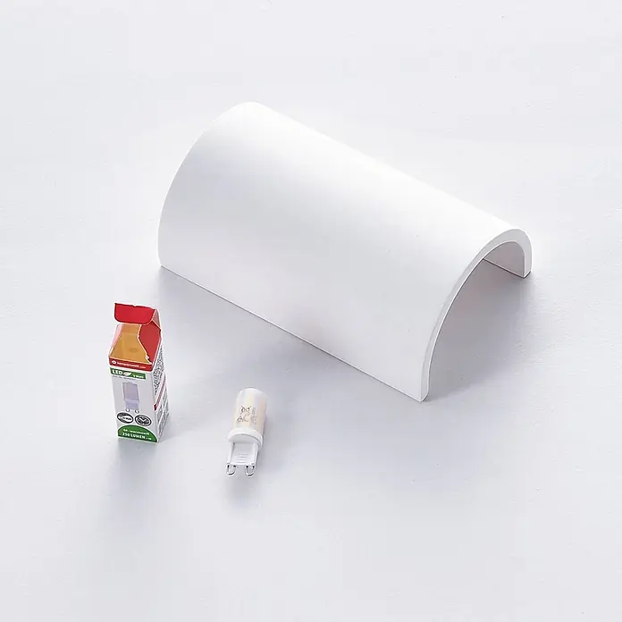 Lindby Wandleuchte Colja - weiß / opal, G9 - Weißes gewölbtes Lampengehäuse mit einer LED G9 Lampe und deren Verpackung.