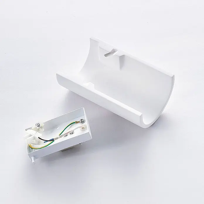 Lindby Wandleuchte Colja - weiß / opal, G9 - Weiße elektrische Leuchtenkomponenten: eine halb-zylindrische Abdeckung und eine offene Verdrahtungsbox mit bunten Kabeln.