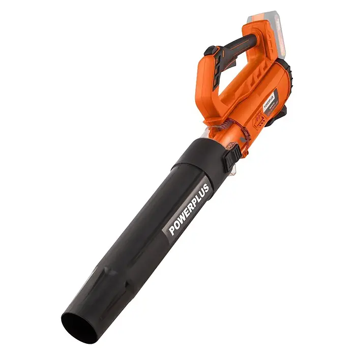 PowerPlus Soplador de batería POWDPGLBS1 - 20 V, 1 batería, 2 Ah, Velocidad de soplado: 145 km/h - Un soplador de hojas inalámbrico naranja y negro con batería y empuñadura ergonómica, visto desde un ángulo, mostrando su boquilla larga.