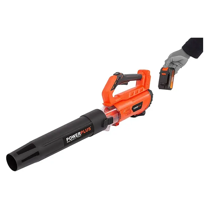 PowerPlus Soplador de batería POWDPGLBS1 - 20 V, 1 batería, 2 Ah, Velocidad de soplado: 145 km/h - Soplador de hojas inalámbrico naranja y negro con una mano insertando la batería.
