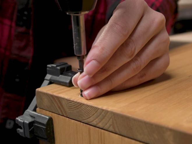 2 Holzplatten werden zusammengeschraubt
