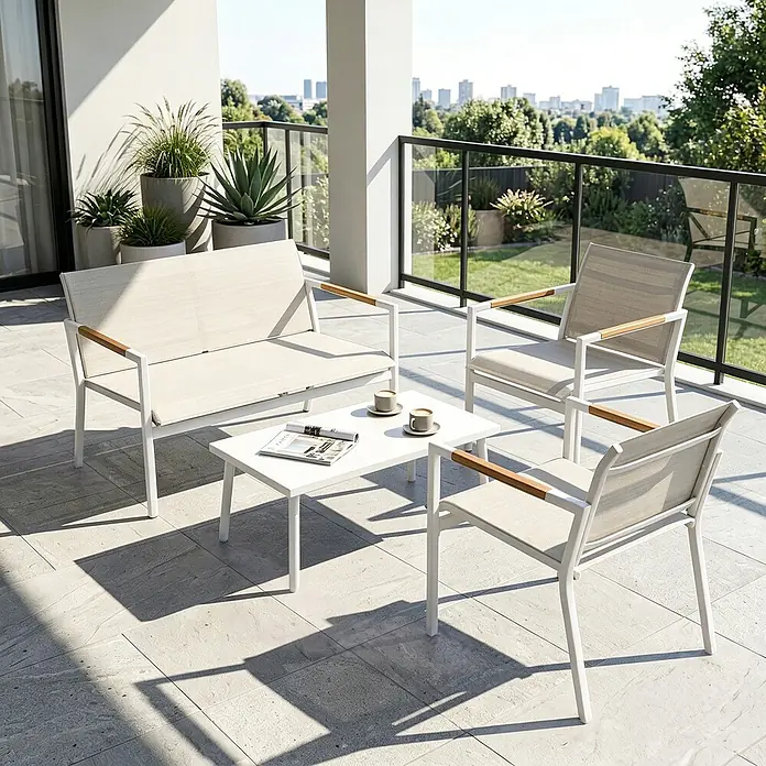 Outsunny Loungemöbel-Set - 4 -tlg., Metall, Netzstoff, Cremeweiß - Weißes Outdoor-Möbelset mit zwei Sesseln, einem Zweisitzer-Sofa und einem Couchtisch auf einem gefliesten Balkon.