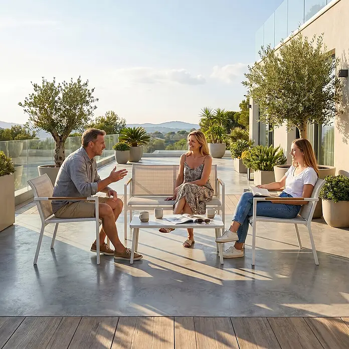 Outsunny Loungemöbel-Set - 4 -tlg., Metall, Netzstoff, Cremeweiß - Weisse Outdoor-Möbelgarnitur mit Holzdetails (zwei Sessel, eine Zweisitzerbank, Couchtisch) wird von drei Personen auf moderner Terrasse genutzt.