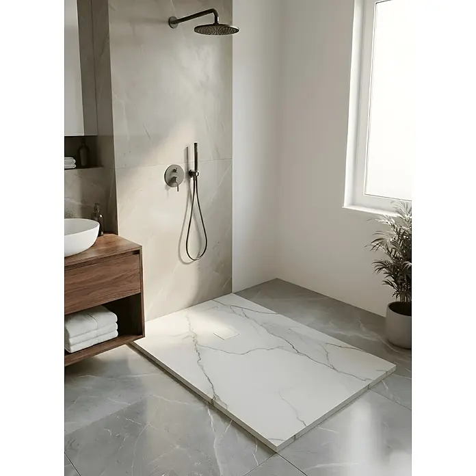 Plato de ducha Nova - L x An: 100 x 90 cm, Resinas sintéticas, Calacata blanco - Plato de ducha rectangular grande con patrón de mármol blanco, a ras de suelo en una ducha moderna, con desagüe cuadrado.