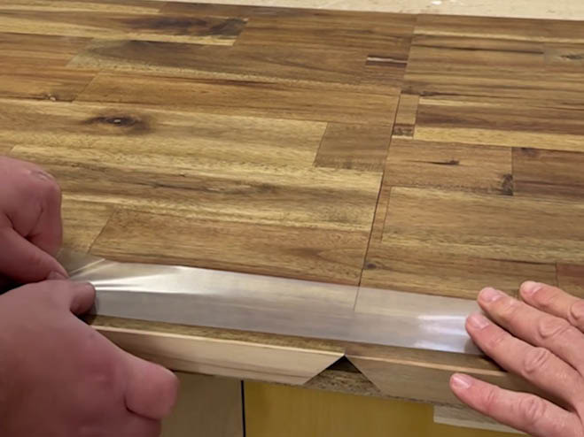 2 Holzplatten werden mit einem Klebeband verbunden
