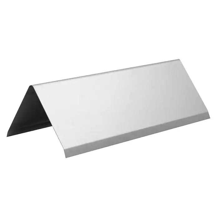 Sarei Firstblech - 2.000 x 125 x 125 mm, Aluminium - Aufnahme eines Winkelprofils aus Metall, das für Struktur und Schutz in Bauanwendungen verwendet wird.