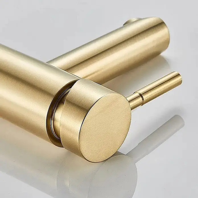 Hudor Waschtischarmatur 002 -  - Gebürstete goldene Armatur mit schlankem, minimalistischem Design, zylindrischem Griff und Auslauf.