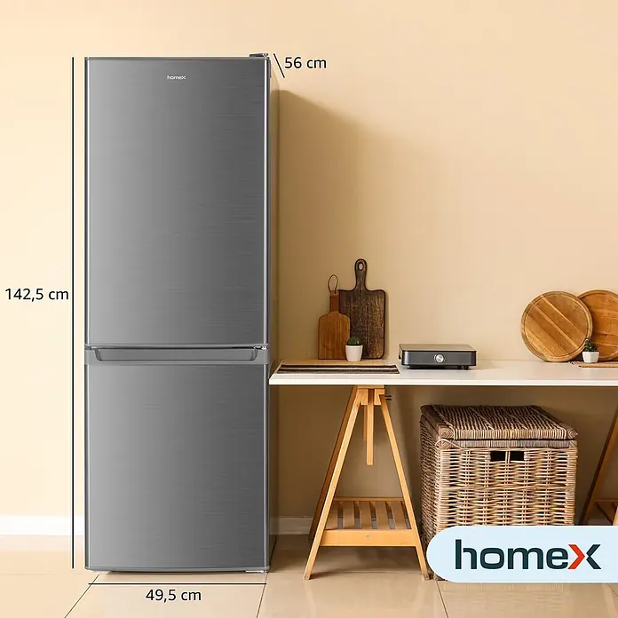 homeX Kühl-Gefrierkombination CFS1110-S - Nutzinhalt Gesamt: 173 l, 56 cm x 495 mm x 1.425 mm, Silber - Grauer Homex Kühlschrank (142,5x49,5x56 cm) in einem Raum.