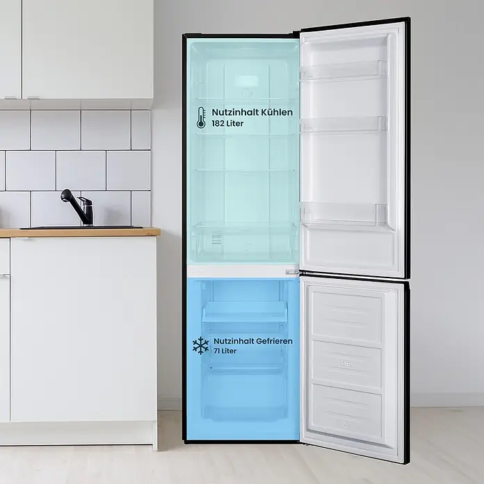 homeX Kühl-Gefrierkombination CFSN2531C-B - Nutzinhalt Gesamt: 253 l, 61,6 cm x 545 mm x 1.810 mm, Schwarz - Schwarzer Kühl-Gefrier-Kombination mit offenen Türen, zeigt 182L Kühl- und 71L Gefrierfach in einer modernen Küche.