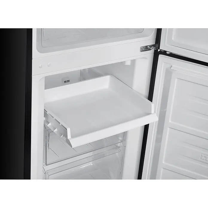 homeX Kühl-Gefrierkombination CFSN2531C-B - Nutzinhalt Gesamt: 253 l, 61,6 cm x 545 mm x 1.810 mm, Schwarz - Blick in das Innere eines schwarzen Kühlschranks mit weißen Ablagen und transparenten Schubladen.