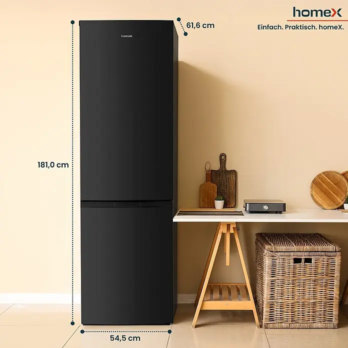 homeX Kühl-Gefrierkombination CFSN2531C-B - Nutzinhalt Gesamt: 253 l, 61,6 cm x 545 mm x 1.810 mm, Schwarz - Schwarzer homeX Kühlschrank, 181,0 cm hoch, 54,5 cm breit und 61,6 cm tief, in einer modernen Küche.