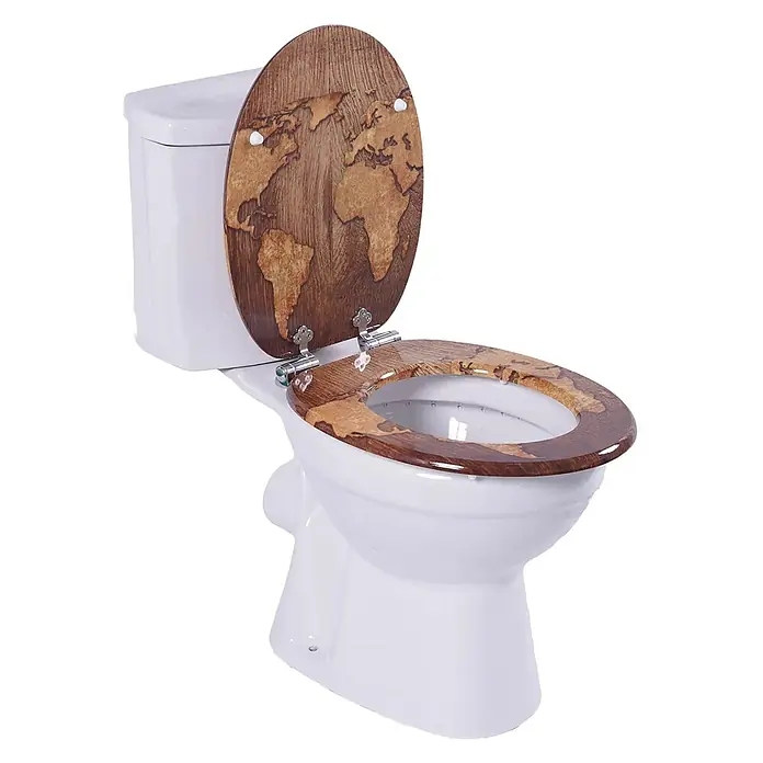 SAINOS WC-Sitz MDF WC-Sitz, Braun, Universal-O-Form, Absenkautomatik, Unten - MDF, Braun, Mit Absenkautomatik - Toilettensitz und -deckel aus Holz mit geschnitztem Weltkartendesign auf einer weißen Toilette.