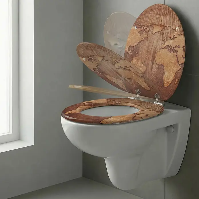 SAINOS WC-Sitz MDF WC-Sitz, Braun, Universal-O-Form, Absenkautomatik, Unten - MDF, Braun, Mit Absenkautomatik - Hölzerner Toilettensitz mit Weltkarten-Design, teilweise geöffnet auf einer weißen Wandtoilette in einem modernen Badezimmer.