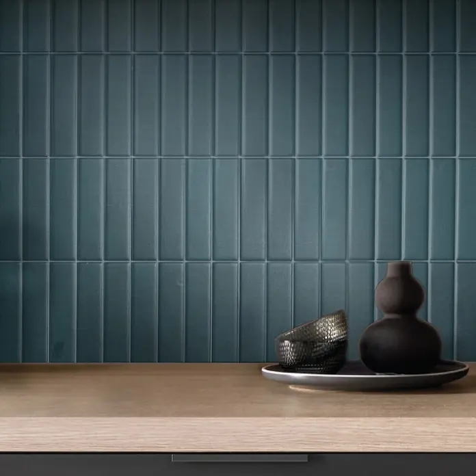 Smart Tiles Selbstklebemosaik Morocco - 29,02 x 22,86 cm, Azla, Matt - Türkisblaue rechteckige Fliesen als Küchen- oder Badezimmerrückwand über einer Holztheke.