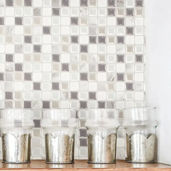 Smart Tiles Selbstklebemosaik Minimo - 29,34 x 24,48 cm, Noche, Glänzend - Weiße, hellgraue und dunkelgraue quadratische Mosaikfliesen mit Marmormuster, als Küchen- oder Badezimmer-Spritzschutz.