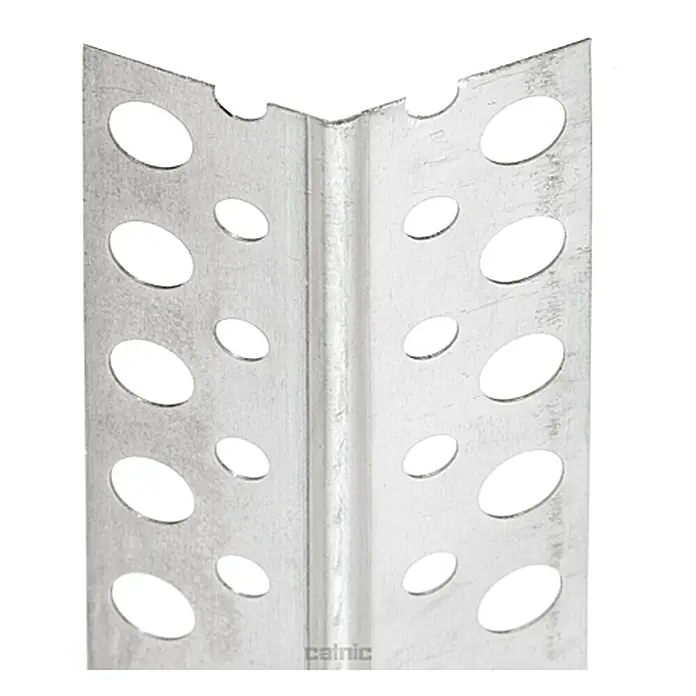 Catnic Trockenbau-Eckprofil - 2,5 m x 23,5 mm x 23,5 mm, Aluminium, 135° Winkel - Nahaufnahme einer gelochten, silberfarbenen Eckschutzschiene aus Metall, die für den Trockenbau verwendet wird.