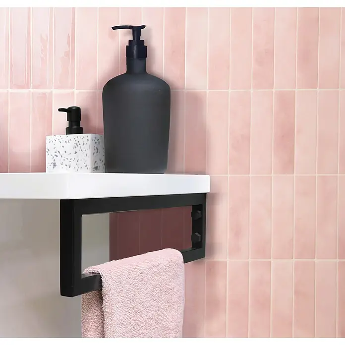 Smart Tiles Selbstklebemosaik Morocco - 29,02 x 22,86 cm, Rabat, Glänzend - Schwarzer Handtuchhalter aus Metall mit einem rosafarbenen Handtuch, unter einem weißen Regal montiert.