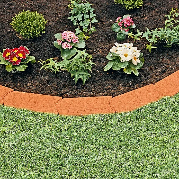 Christoph Mähstein - 22 x 10 x 4,5 cm, Toskana, Beton - Ein erhöhter Blumenkasten mit roten Ziegelsteinen und üppigen Pflanzen, der eine gepflegte und attraktive Gartengestaltung zeigt.