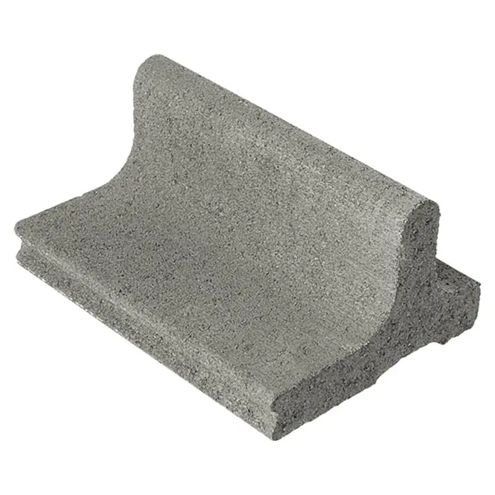 Christoph Mähstein Mährandstein - 25 x 18,5 x 12 cm, Grau, Beton - Nahaufnahme eines grauen Randsteins aus Beton für Garten- oder Landschaftsbauprojekte.
