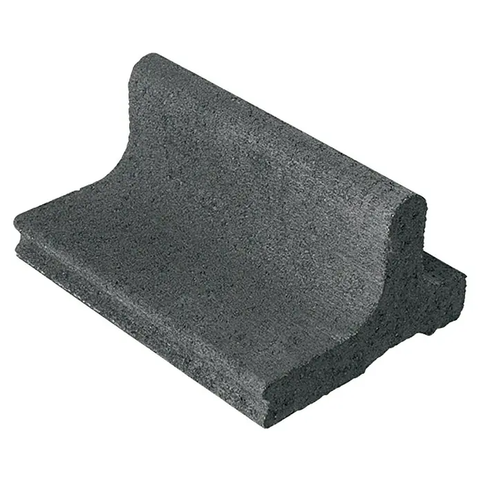 Christoph Mähstein Mährandstein - 25 x 18,5 x 12 cm, Anthrazit, Beton - Ein einzelner, grauer Randstein aus Beton mit abgerundeter Oberkante, ideal für Gartenwege oder Beeteinfassungen.
