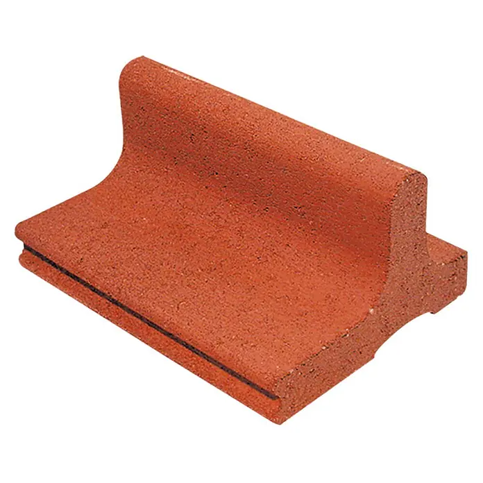 Christoph Mähstein Mährandstein - 25 x 18,5 x 12 cm, Toskana, Beton - Nahaufnahme einer Terrakotta-Dachrandplatte, die sich ideal für die Dacheindeckung eignet, mit abgerundetem Rand und Texturdetails.