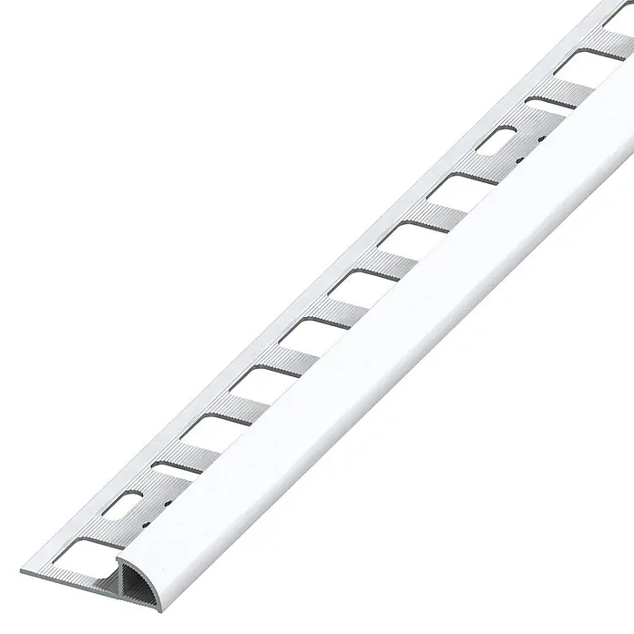 Viertelkreis-Profil - Brillantweiß, 2,5 m x 10 mm - Nahaufnahme eines weißen Fliesenschienenprofils mit Löchern und einer abgerundeten Kante.
