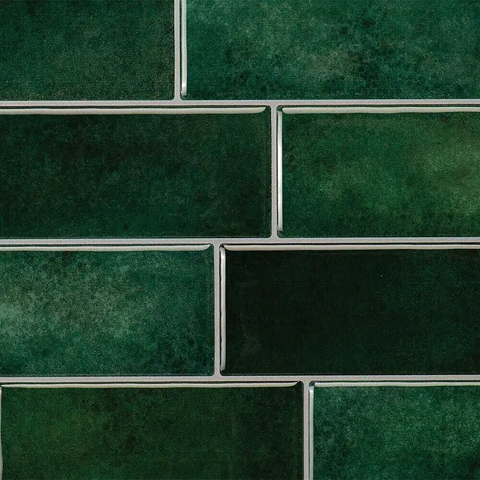 Smart Tiles Selbstklebemosaik Metro - 29,34 x 21,28 cm, Fiona, Glänzend - Strukturierte dunkelgrüne, glänzende Keramik-U-Bahn-Fliesen im Versatzmuster mit heller Fuge.