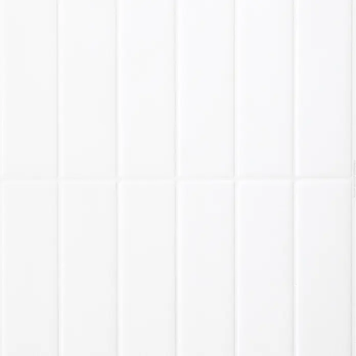 Smart Tiles Selbstklebemosaik Morocco - 29,02 x 22,86 cm, Casablanca, Matt - Weiße Wandverkleidung mit geprägten vertikalen Rechtecksegmenten.