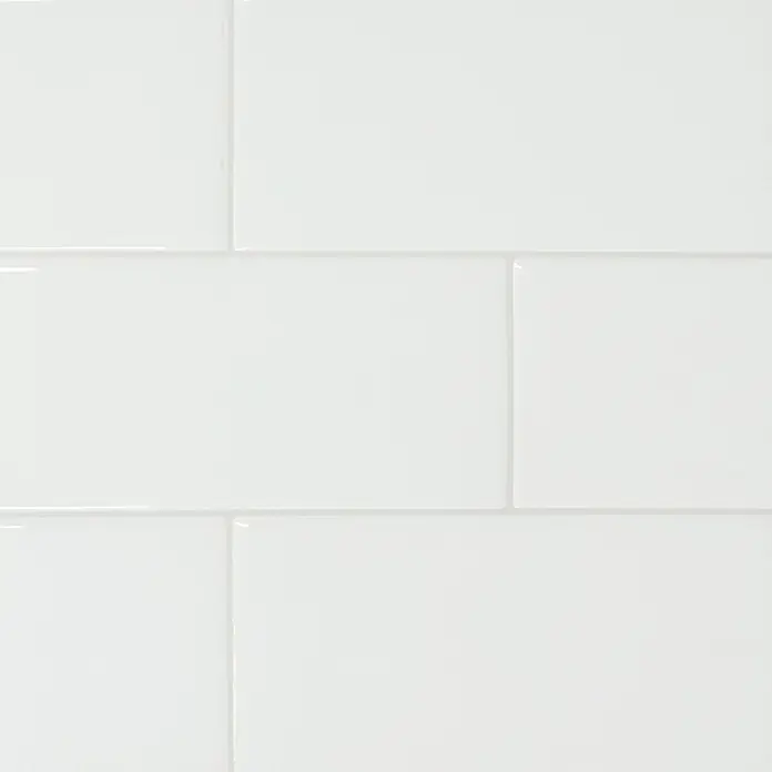 Smart Tiles Selbstklebemosaik XL Metro - 53,47 x 23,05 cm, Chicago, Glänzend - Glänzende weiße U-Bahn-Fliesen im traditionellen Versatzmuster verlegt.