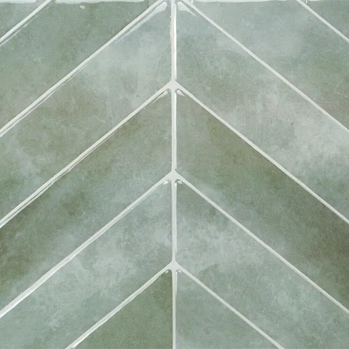 Smart Tiles Selbstklebemosaik Chevron - 29,02 x 22,86 cm, Solna, Glänzend - Grüne Fliesen im Fischgrätmuster mit heller Fuge, leicht meliert.